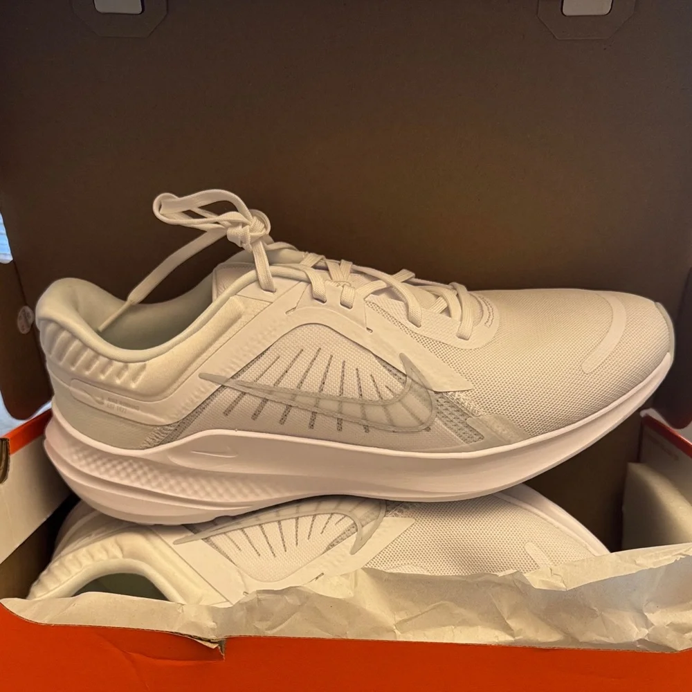 BNIB Men’s Nike White  Running Shoes - Picture 2 of 4